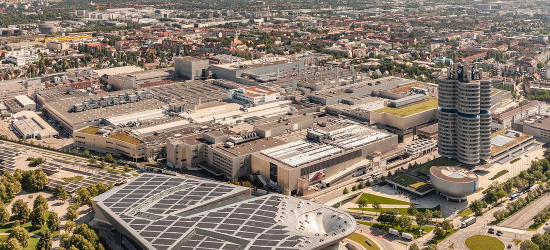 Hier sehen Sie die Luftaufnahme der Solarmodule auf der BMW Welt in München (Foto: BMW Group München)