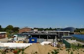 Auf vielen Dächern der Seehundstation in Friedrichskoog sind PV-Anlagen installiert. (Foto: phovo.de)