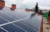 Auf dem Dach im Geranienweg in Kaiserslautern sorgt eine 44 kWp Photovoltaikanlage für umweltfreundlichen Solarstrom. (Foto: Energiegenossenschaft Lauterstrom eG)