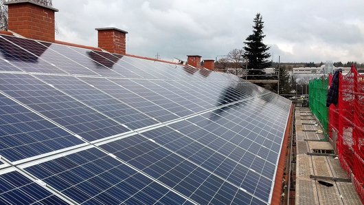 Auf dem Dach im Geranienweg in Kaiserslautern sorgt eine 44 kWp Photovoltaikanlage für umweltfreundlichen Solarstrom. (Foto: Energiegenossenschaft Lauterstrom eG)