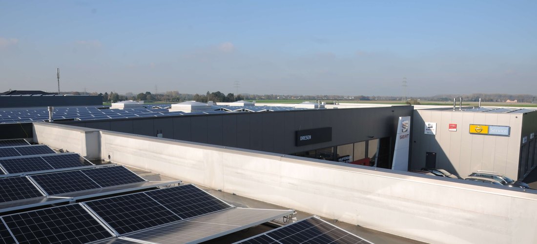 Solaranlage auf dem Flachdach des Autohauses Dresen in Korschenbroich (Foto: IBC Solar)