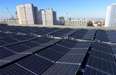 Auf dem Verlagsgebäude der Berliner Tageszeitung „neues deutschland“ wurde Ende 2019 eine Solaranlage mit 100 kWp errichtet. (Fotonachweis: Berliner Stadtwerke / nd/Ulli Winkler)