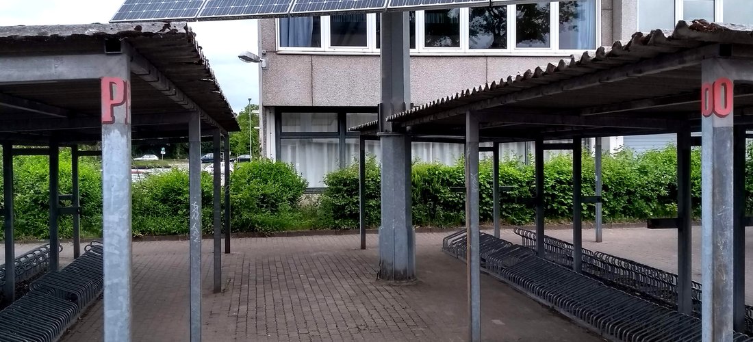 Nachgeführte Solaranlage auf dem Schulgelände des Gymnasiums Harksheide in Norderstedt (Foto: phovo.de)