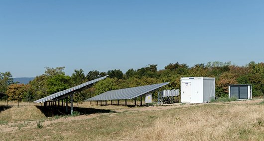 Niestetal: Der Solarpark liegt in unmittelbarer Nähe der SMA-Produktionsstätte. Foto: IBC Solar