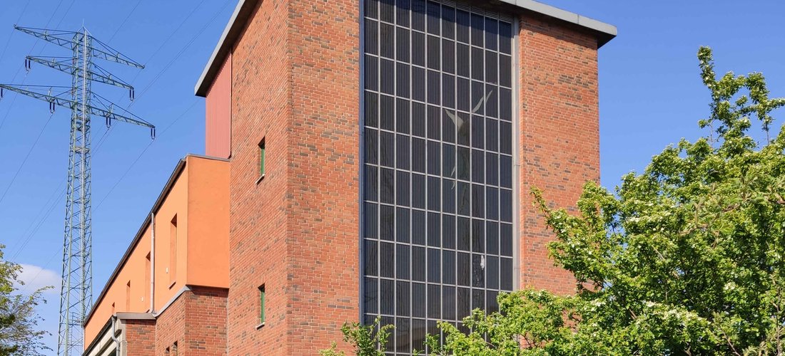 Solaranlage in der Fassade des Greenpeace-Lagers in Hamburg (Foto: phovo.de)