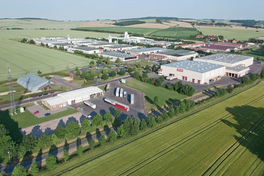 Hier sehen Sie eine Luftaufnahme der Solaranlage bei Velux in Sonneborn (Foto: VELUX Deutschland GmbH)