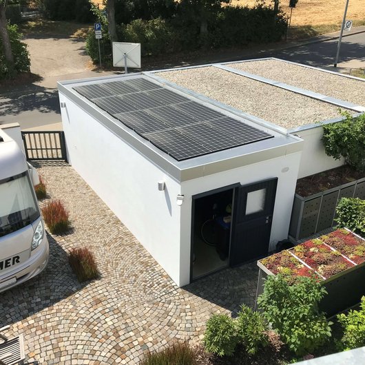 Die PV-Anlage in Erfurt mit knapp 3 Kilowatt Leistung erzeugt umweltschonend Strom und schützt die Garage vor Wärme. (Foto: Solardach24 / Robert Fichtner)