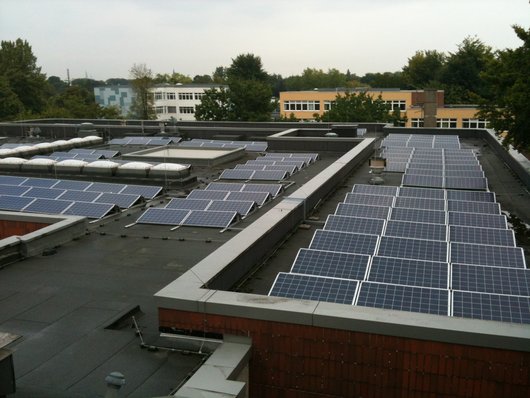 Solarmodule auf einer Gesamtschule in Bochum erzeugen nachhaltigen Strom (Foto: BEG-58)