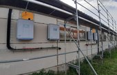 Seit Ende 2019 sind die drei Anlagen in Betrieb. Zwei der Anlagen mit jeweils 750 Kilowatt Leistung speisen zu einem vertraglich fixierten Preis in das Netz ein. Die dritte Anlage mit 500 kW dient dem Eigenverbrauch des landwirtschaftlichen Betriebs. Foto: Delta