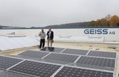 Hier sehen Sie die Solarmodule auf der Produktionshalle der GEISS AG (Foto: IBC Solar)