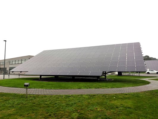 Gildemeister betreibt am Standort Bielefeld mehrere Solarnachführsysteme SunCarrier (Foto: phovo.de)