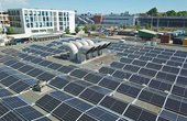 Auf dem Dach des Kantinengebäudes der Stadtwerke Kiel erzeugen 340 PV-Module Strom aus Solarenergie. (Foto: Stadtwerke Kiel AG)