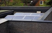 Die optimale Ausrichtung der PV-Anlage auf dem Flachdach in Celle gewährleistet einen hohen Stromertrag und umweltfreundliche Versorgung der Wärmepumpe. (Foto: Florian Arp für STIEBEL ELTRON)