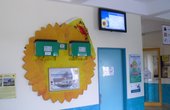Das Display gibt Auskunft über die PV-Anlage auf der Surheider Schule in Bremerhaven (Foto: 3/4plus Bremerhaven)