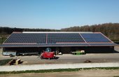 Auf einem Rinderstall sind insgesamt 174 kW Leistung installiert, die auch bei schwacher Solarstrahlung den Hof versorgen können. Foto: Laudeley