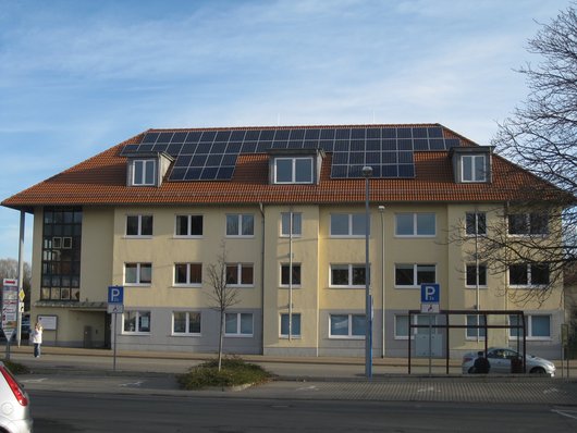 Hier sehen Sie das neue Rathaus in Wernigerode mit Solarzellen auf dem Dach (Foto: Katja Bröker/Stadtwerke Wernigerode GmbH)