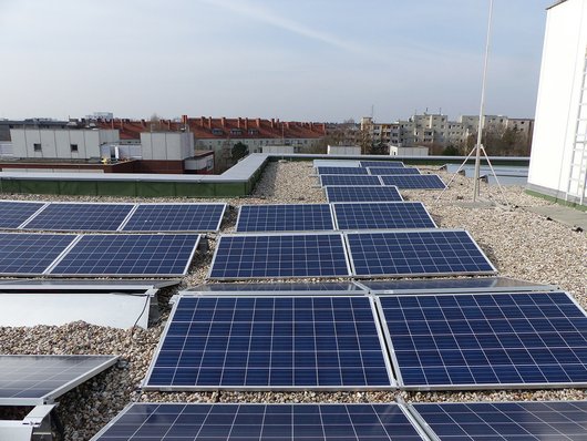 Auf dem Dach der Berliner Schule wurden Solarmodule montiert (Foto: Energiegewinner eG)