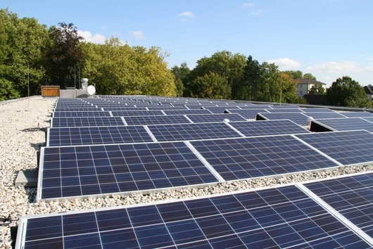 Hier sehen Sie die Solarmodule auf dem Dach des Franz Hotels in Essen (Foto: Franz Sales Haus)