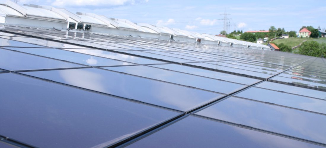 Die Photovoltaik-Anlage von Rameder in Leutenberg produzierte in den letzten 10 Jahren 900 MWh Solarstrom. (Foto: Rameder Anhängerkupplungen und Autoteile GmbH)