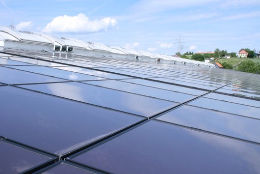 Die Photovoltaik-Anlage von Rameder in Leutenberg produzierte in den letzten 10 Jahren 900 MWh Solarstrom. (Foto: Rameder Anhängerkupplungen und Autoteile GmbH)