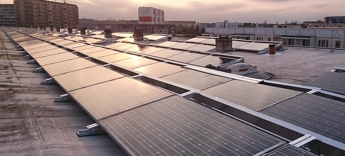 Auf zwei Plattenbauten in Stendal erzeugen Solaranlagen Ökostrom (Foto: Energiegewinner eG)