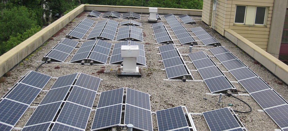 Solarpaneele auf dem Dach des Berliner Wohnheims (Foto: Energiegewinner eG)