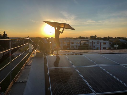 Hier sehen Sie die Solarstromanlage auf dem Dach in Freystadt (Foto: KW Energie)
