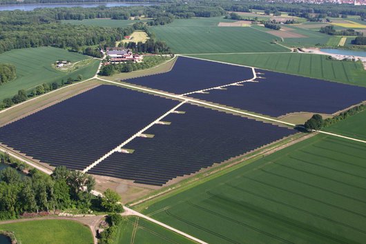 Hier sehen Sie eine Luftaufnahme des Solarparks Helmeringen (Foto: SWM/Gehrlicher Solar AG)