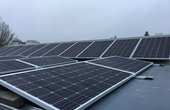 Der Verein LebensArt e.V. bebaut ein Dach in Rotenburg mit PV-Paneelen (Foto: powertrust GmbH)