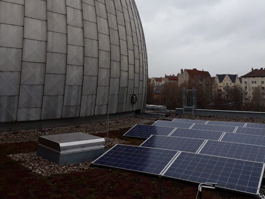 Solarpaneele reihen sich auf dem Dach des Berliner Planetariums (Foto: Energiegewinner eG)