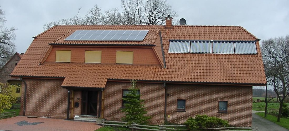 Haus Vinke in Friedewalde in Petershagen mit der ersten Photovoltaik-Anlage aus 2000 (Foto: © Uwe Vinke)