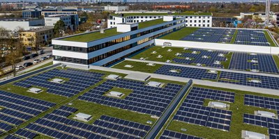 Auf dem Dach des Gewerbe- und Büroquartiers Centro Tesoro sorgt Münchens größte Aufdach-Solaranlage für klimafreundlichen Solarstrom. (Foto: Schwaiger Group)