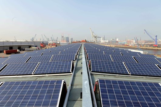 Die im April 2012 auf den historischen Kaischuppen 50-52 eingeweihte Solaranlage war die bis dahin größte und leistungsfähigste der Hansestadt Hamburg. (Foto: Hamburg Energie)