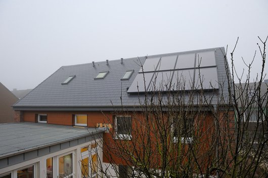 Eine Solaranlage auf dem Arthur-Hagmeier-Haus in Helgoland sorgt für eine umweltfreundliche Warmwassergewinnung (Foto: Alfred-Wegener-Institut/Uwe Nettelmann) Hier sehen Sie die Solaranlage auf dem Arthur-Hagmeier-Haus in Helgoland (Foto: Alfred-Wegener-Institut/Uwe Nettelmann)
