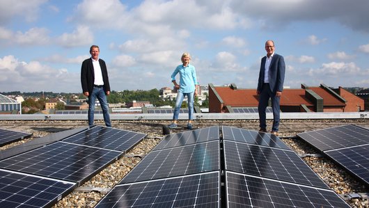Hier sehen Sie die neuen Solaranlagen auf der Universität Kassel (Foto: Uni Kassel)