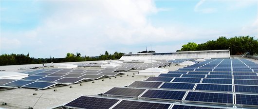 Hier sehen Sie die Solarmodule auf dem Dach von Hellweg in Dortmund (Foto: HELLWEG)