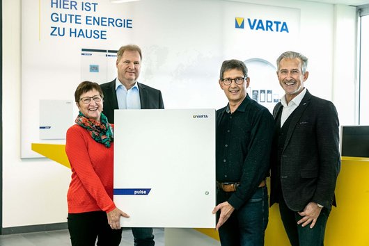 Glückliche Gewinner: Das Ehepaar Glöckner freut sich über ihren neuen Solarstromspeicher VARTA pulse 3. Foto: VARTA Storage