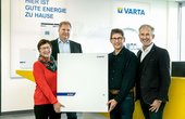 Glückliche Gewinner: Das Ehepaar Glöckner freut sich über ihren neuen Solarstromspeicher VARTA pulse 3. Foto: VARTA Storage
