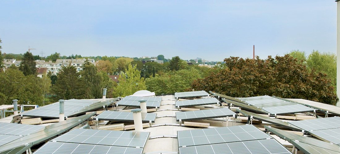 Solarmodule erzeugen sauberen Mieterstrom für die Schiersteinsiedlung in Wiesbaden (Foto: SOLARIMO GmbH)