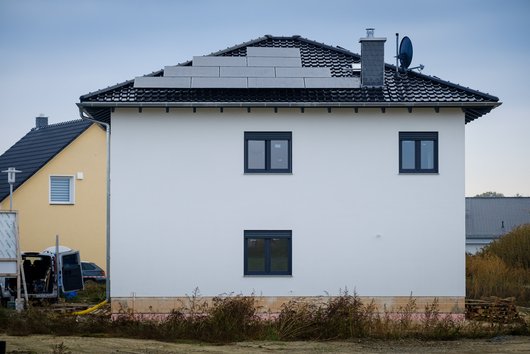 Solarmodule auf dem Haus in Hoppegarten unterstützten die Wärmeversorgung (Foto: Bosch)