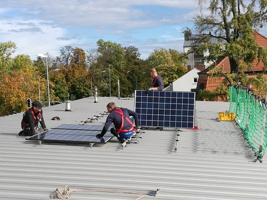 Auf der kinderQuelle in Ingolstadt wird eine Solaranlage montiert (Foto: meistro ENERGIE GmbH)