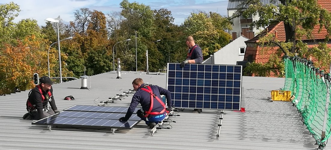 Auf der kinderQuelle in Ingolstadt wird eine Solaranlage montiert (Foto: meistro ENERGIE GmbH)