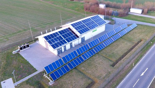 Hier sehen Sie eine Luftaufnahme der Gasdruckregelanlage mit den Solarkollektoren in Malsfeld-Ostheim (Foto: EAM GmbH Co. KG)