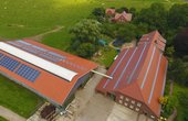 Der Ommenhof in Wittmund in Ostfriesland produziert mit Stromspeicher und Photovoltaik über 70 Prozent seines Stromes aus Sonne (Foto: © Powertrust)