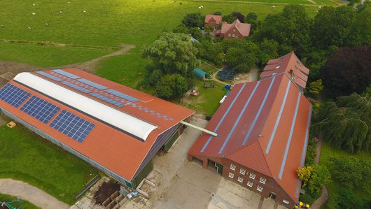 Der Ommenhof in Wittmund in Ostfriesland produziert mit Stromspeicher und Photovoltaik über 70 Prozent seines Stromes aus Sonne (Foto: © Powertrust)