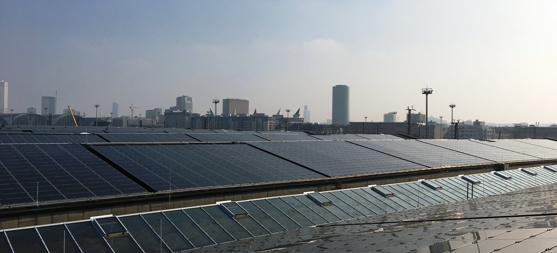 Hier sehen Sie die Solarmodule auf dem Dach der S-Bahn Werkstatt in Frankfurt (Foto: DB AG)
