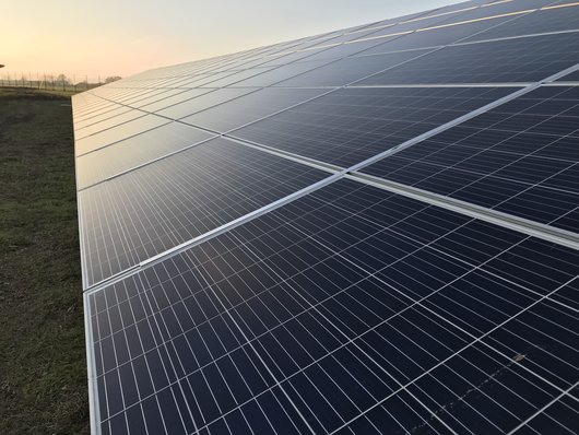 Nach nur rund sechs Wochen Bauzeit ist der Solarpark Vilseck im Landkreis Amberg-Sulzbach mit 950 kWp Leistung ans Netz gegangen. Foto: Greencity