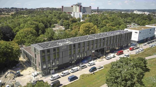 Solarmodule schimmern auf dem Inklusionshotel in Augsburg (Foto: LEW / Z-Studio)
