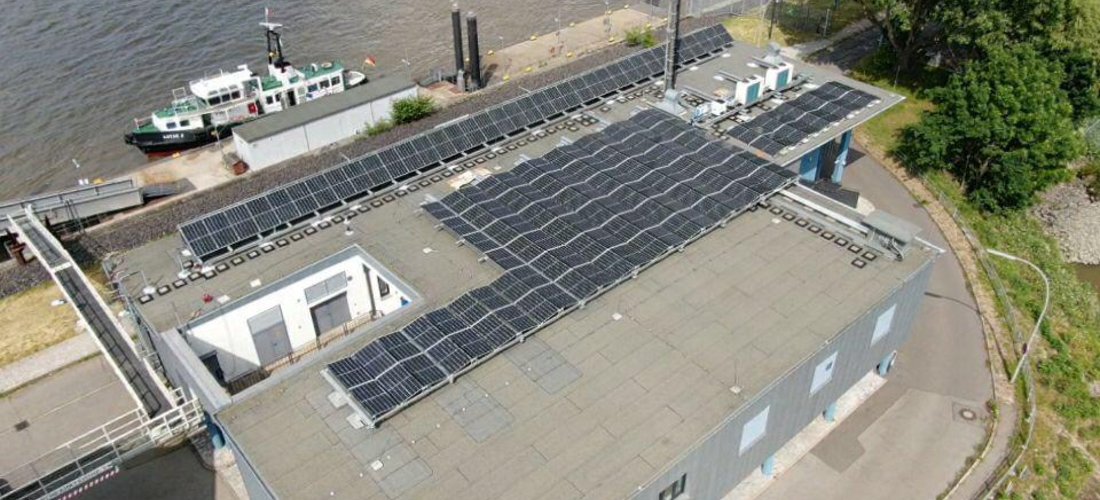 Die Nautische Zentrale in Hamburg senkt ihre Betriebskosten mit einer Solaranlage von Q CELLS. (Foto: Q CELLS)