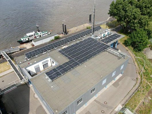 Die Nautische Zentrale in Hamburg senkt ihre Betriebskosten mit einer Solaranlage von Q CELLS. (Foto: Q CELLS)
